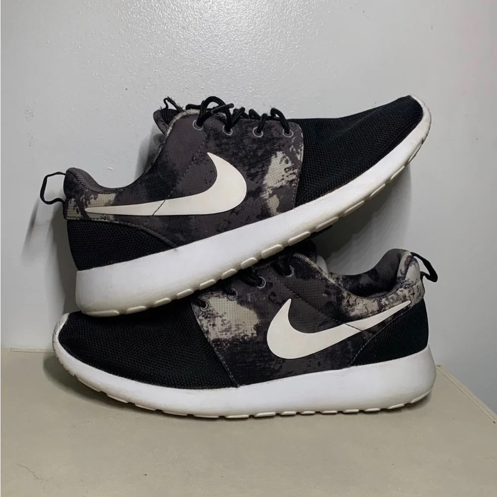 Nike Roshe Run: Women’s 9